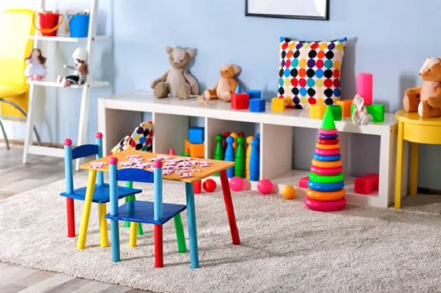 chambre d'enfant avec des jouets et des décorations